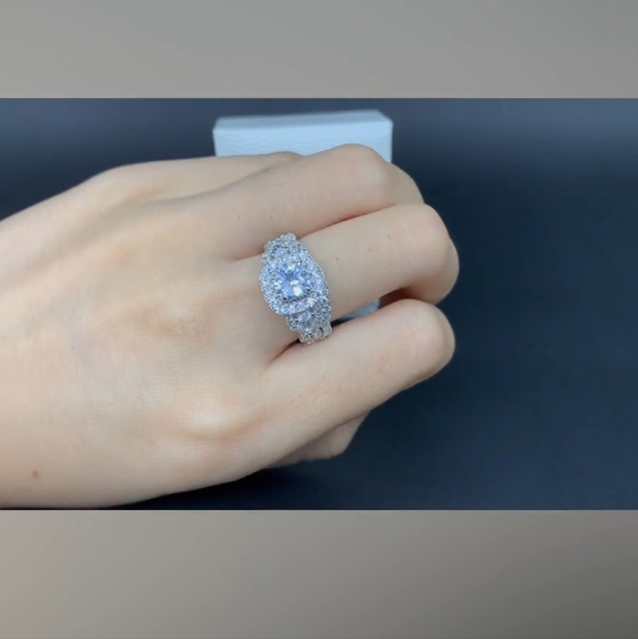 💖💍NEW💖💍STUNNING!! EXQUISITE!! 2 PC 1.5 CT CZ Wedding/Engagement Set 💖💍 - Picture 6 of 16